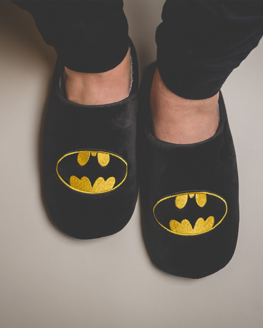 DC Comics Men s sweeper Batman Slippers