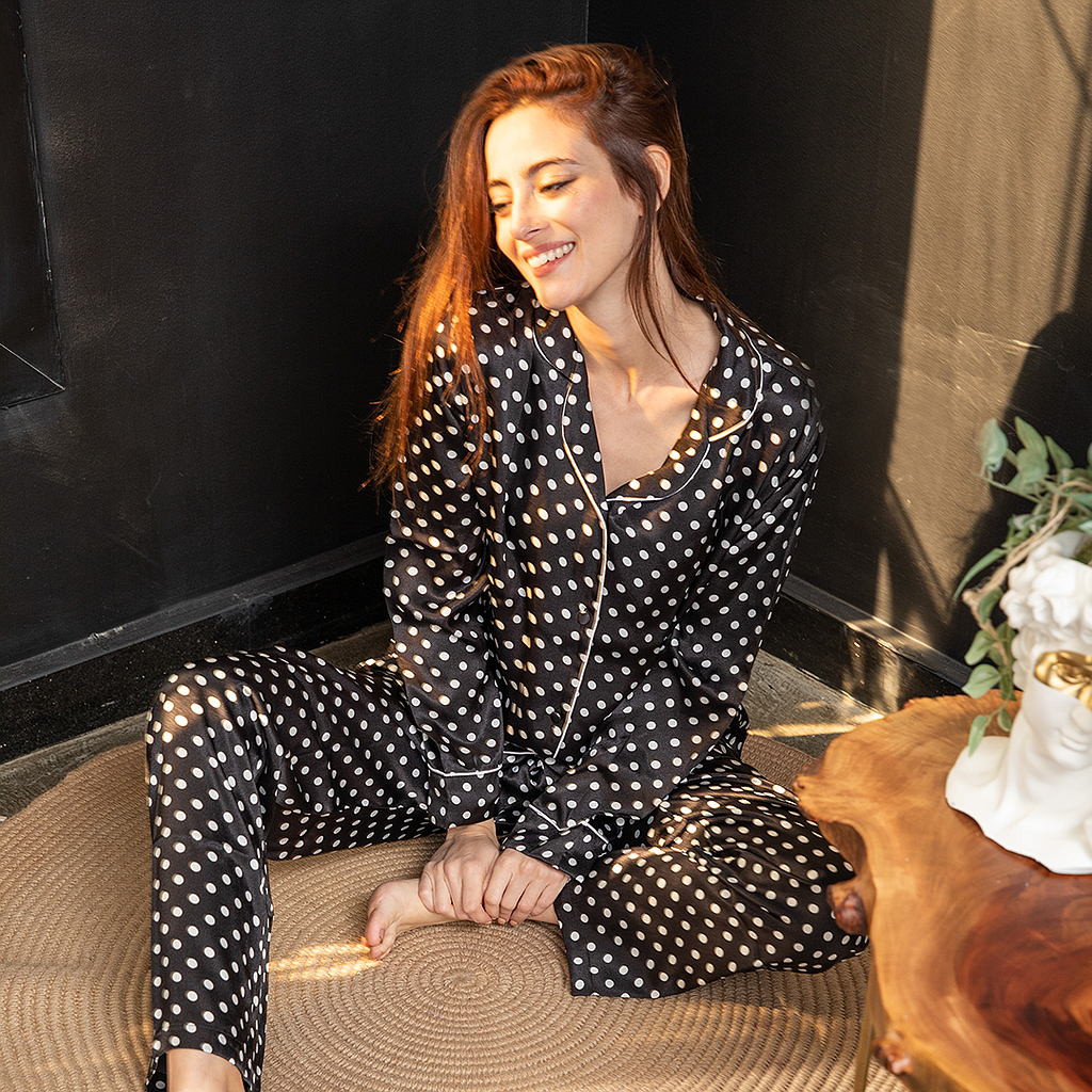 Women's pajamas with dotted sleeves