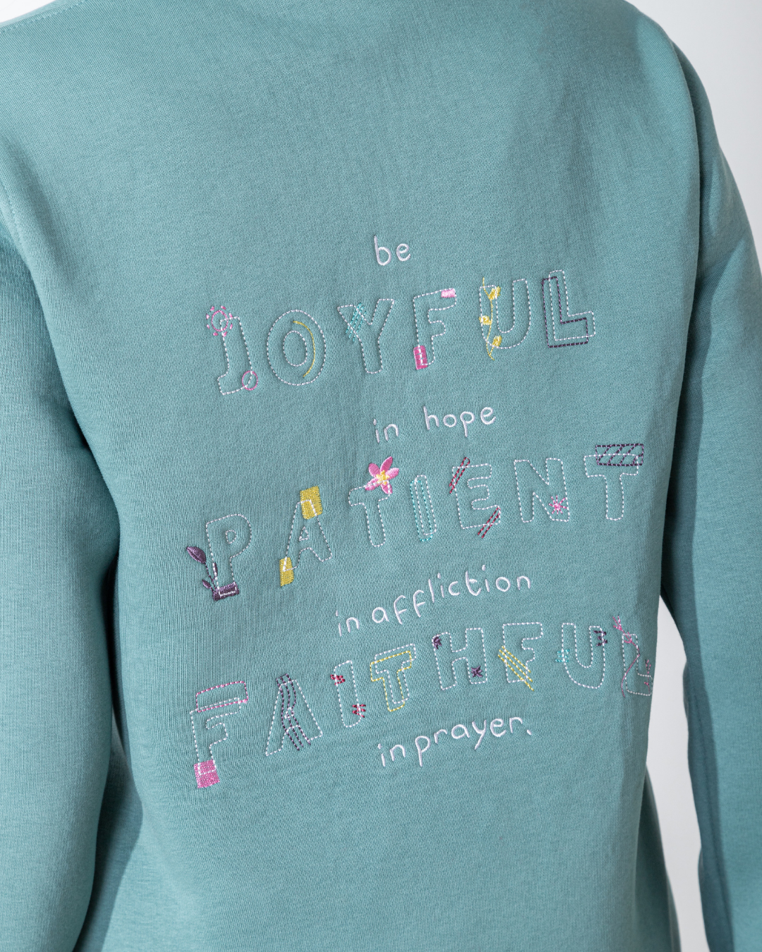 Joyfull girls' pajamas with confusing embroidery