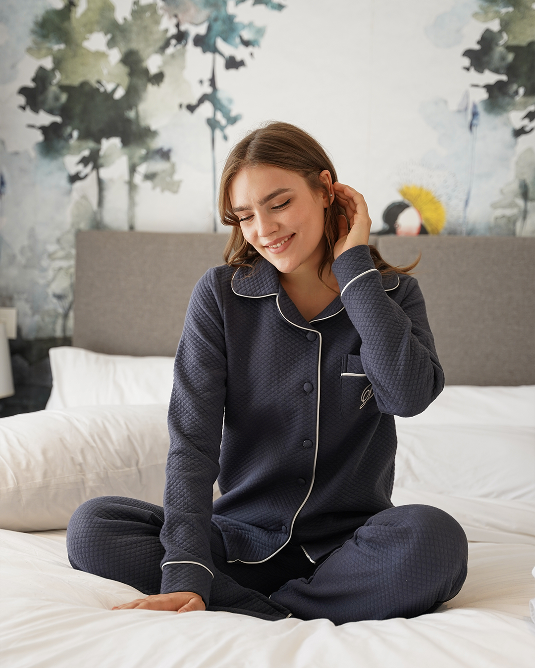 D Women's open pajamas with embroidery on the pocket as a caponet