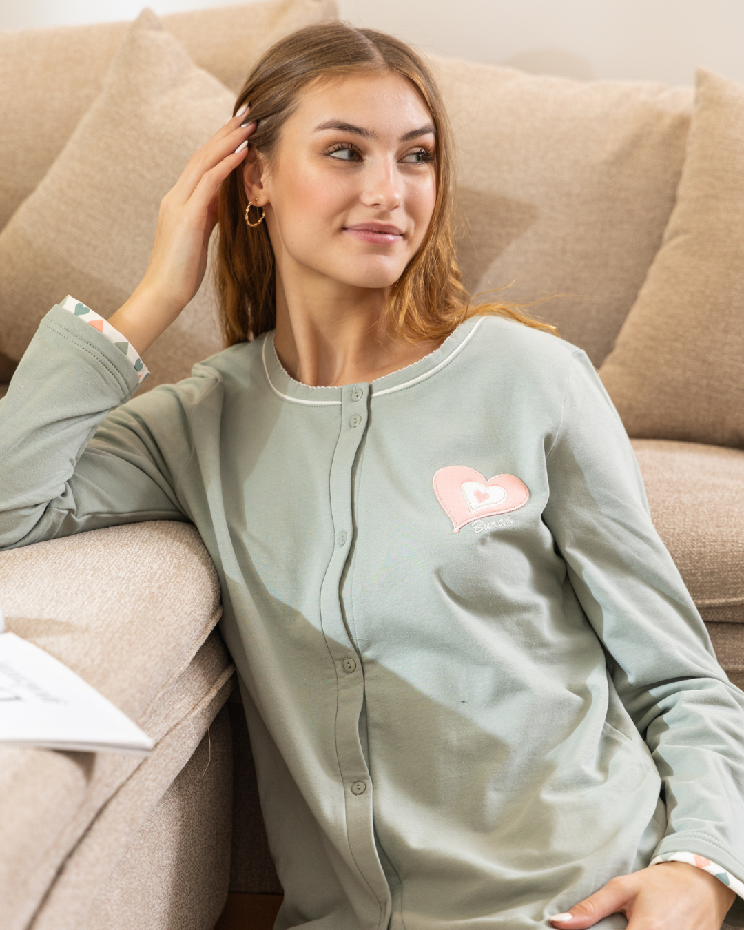 hearts Women's pajamas with long sleeves and open buttons, printed and embroidered with hearts