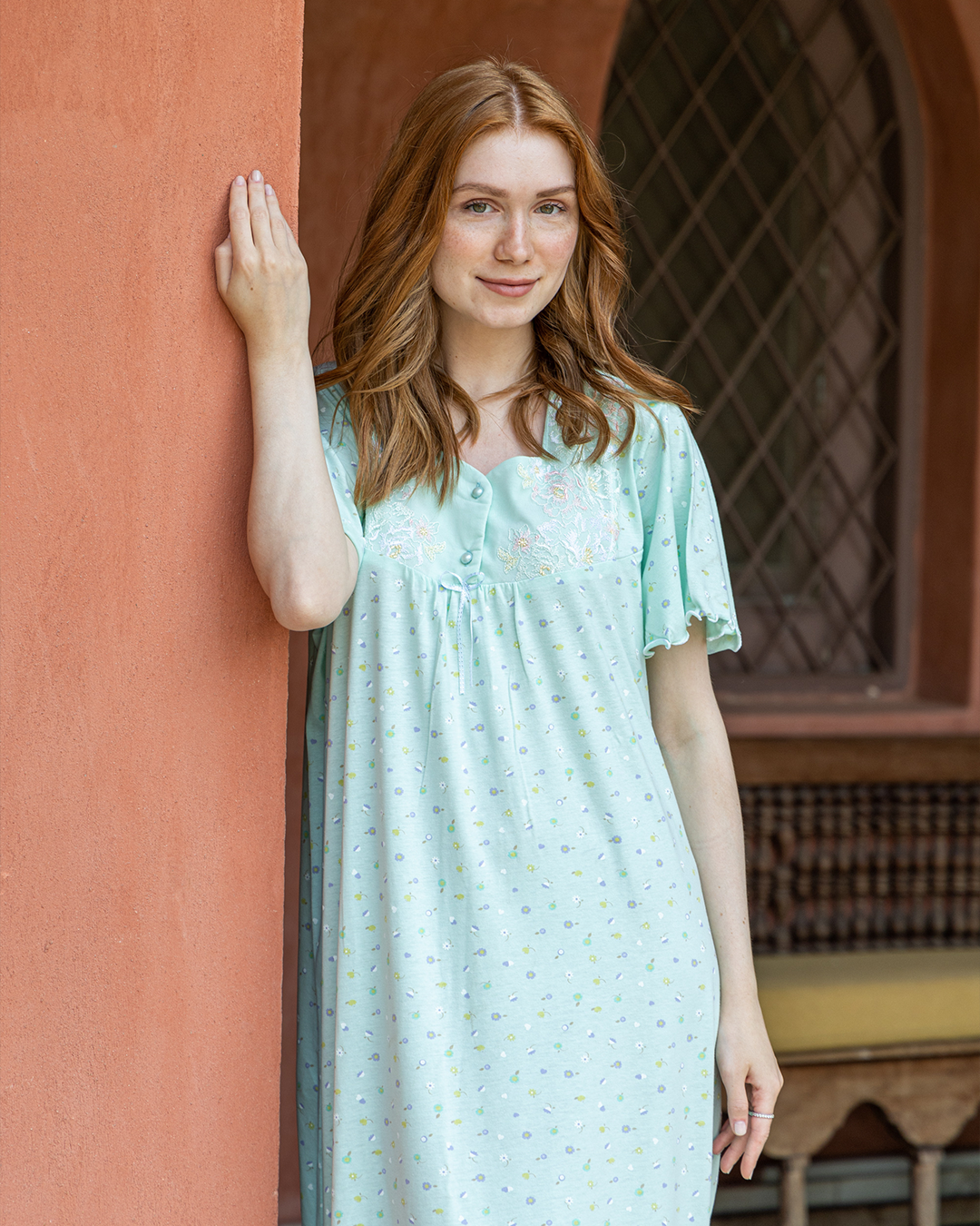 Women's shirt, half-sleeved, with lace buttons