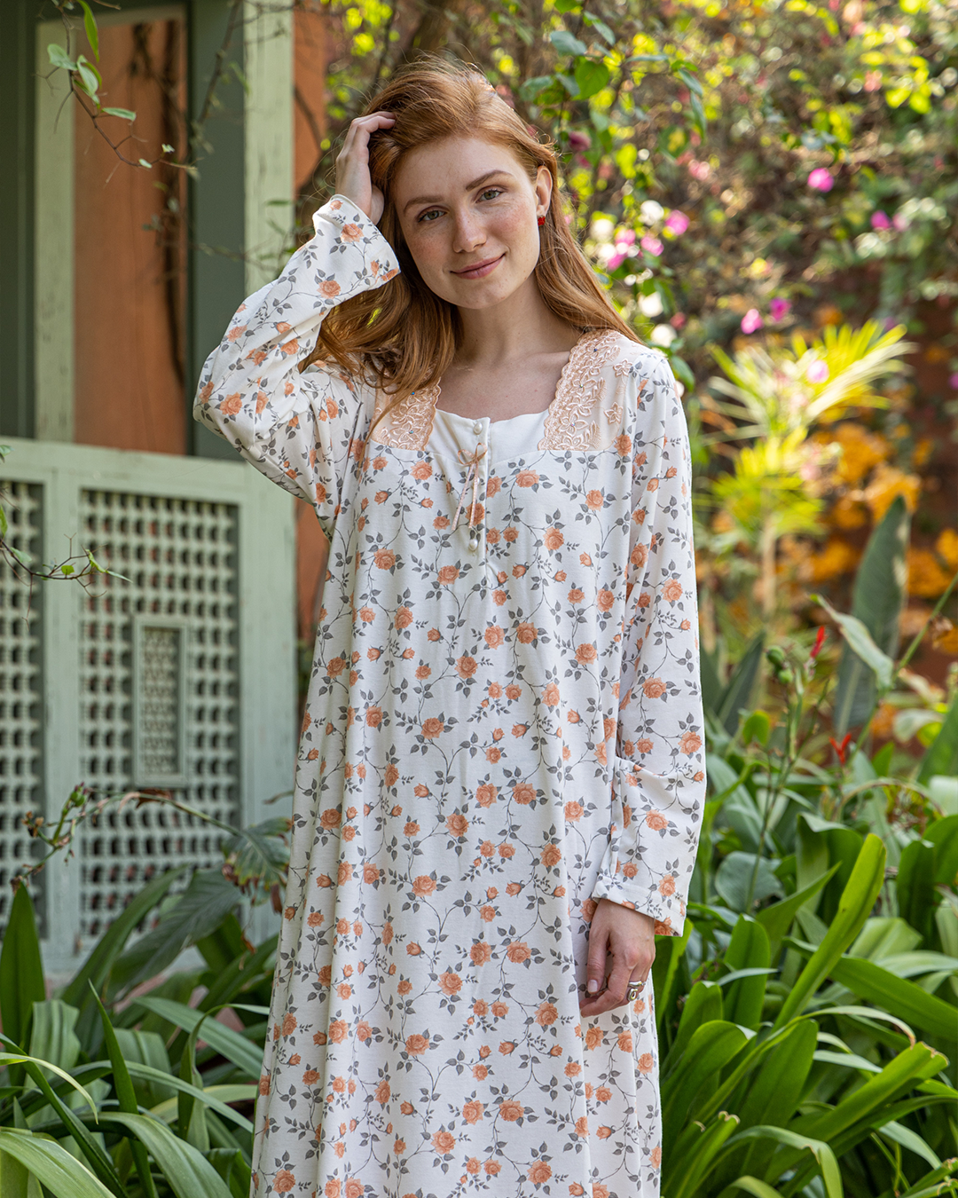 Women's nightshirt, half of its trip, lace and roses