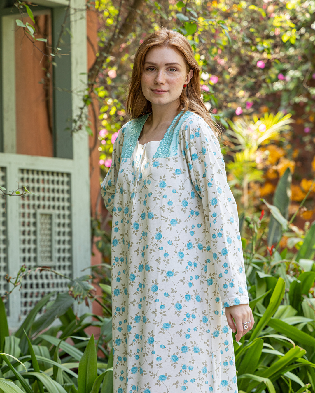 Women's nightshirt, half of its trip, lace and roses