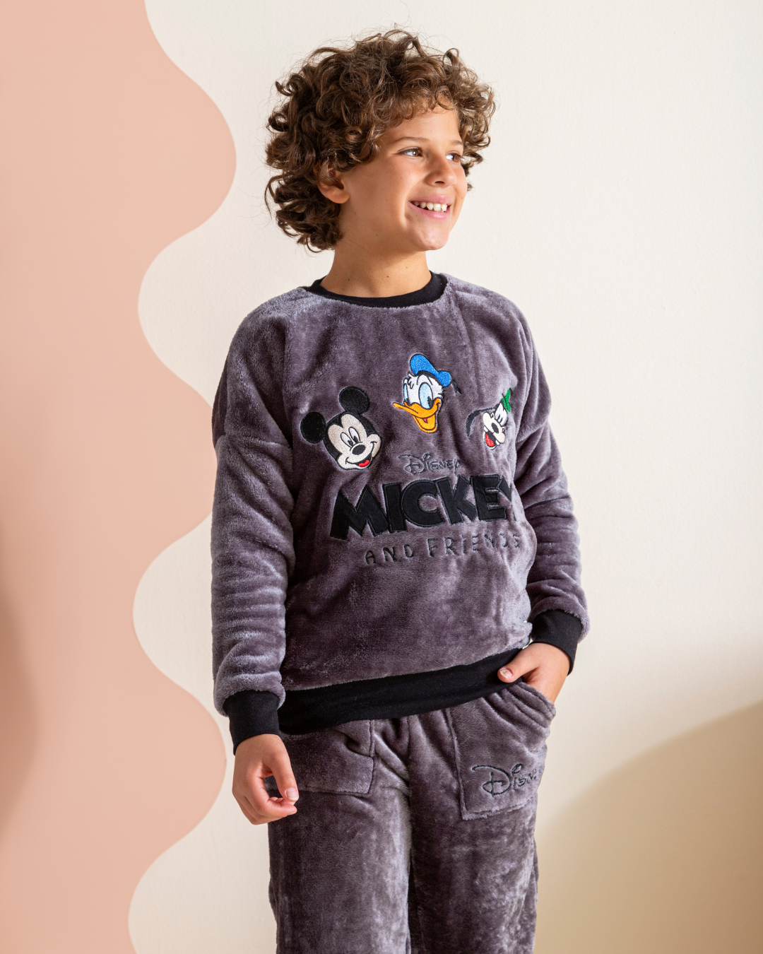 Boys Reglan sleeve embroidered Mickey and friends 