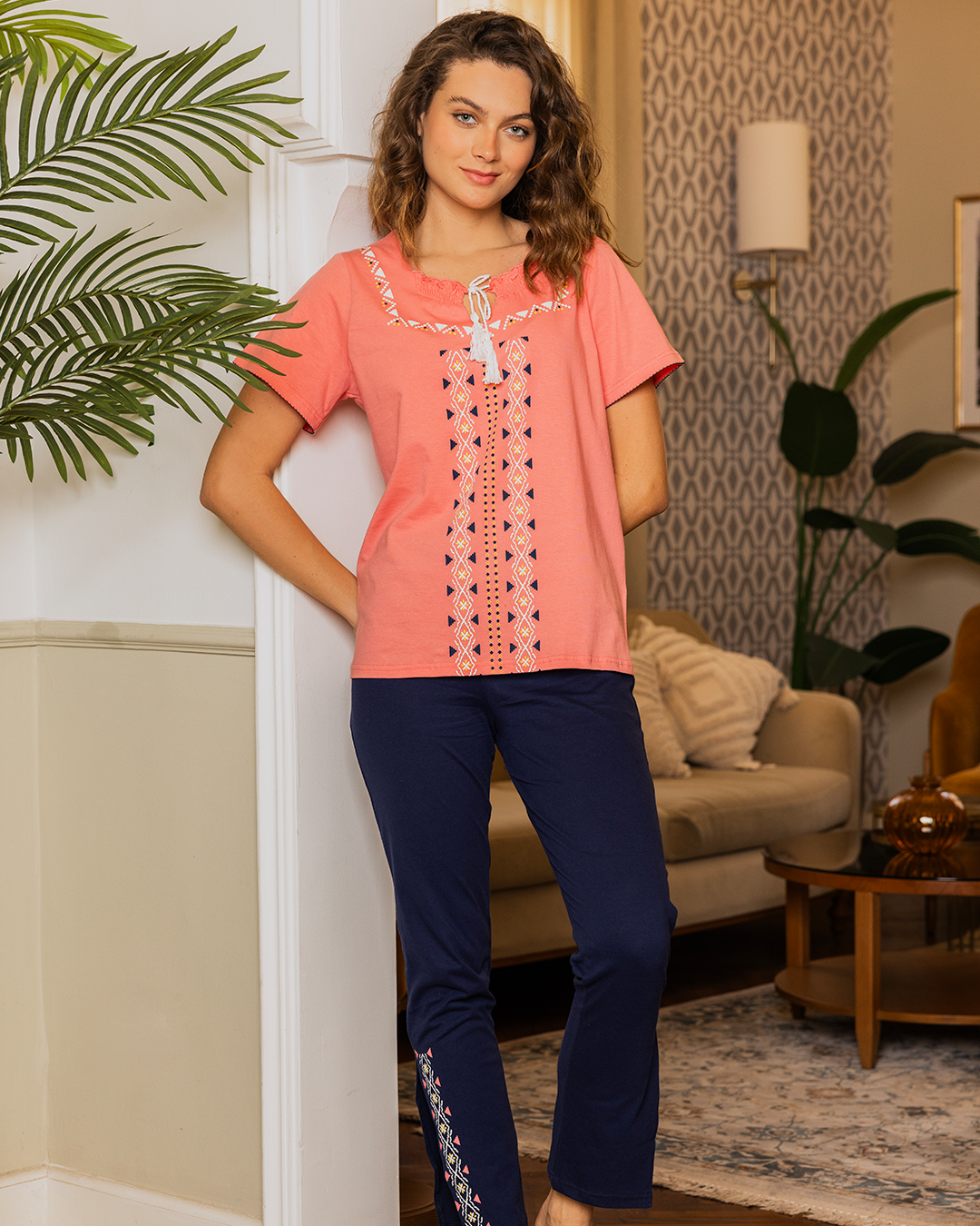 Women's pajamas, long open trousers, half-sleeve T-shirt, floral print, drawstring on the chest, geometric shapes