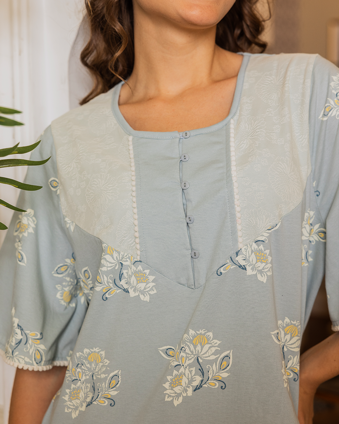 Women's long half-sleeved shirt with floral print with buttons and lace on the chest