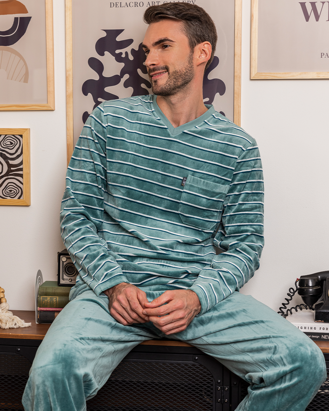 (v) Men's pajamas with a cross-cut stripe and a chest pocket with a band + plain trousers with a wide elastic band