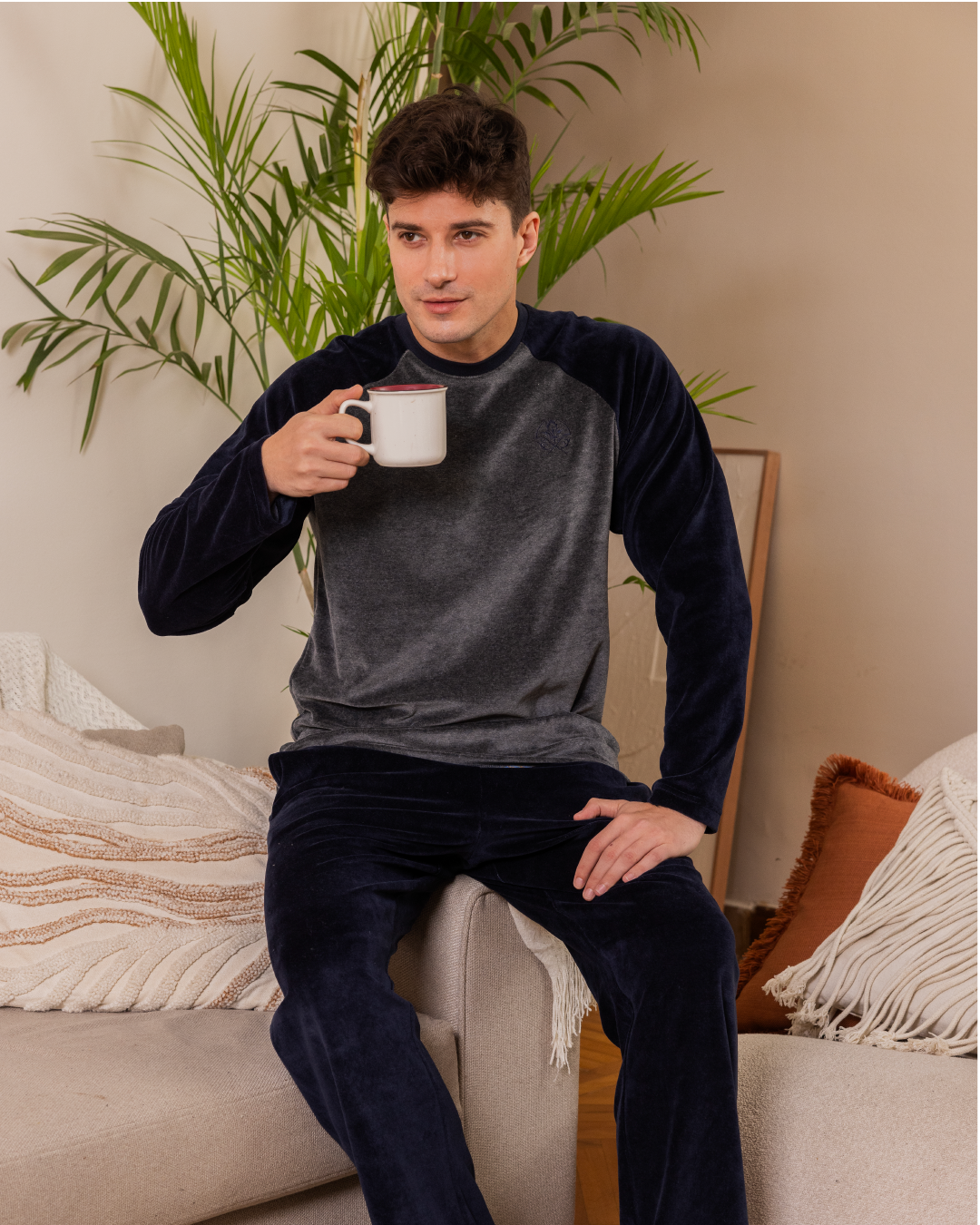 Men's pajamas, plain long-sleeved velvet T-shirt with round neck, button-down collar, embroidered chest pocket and plain pants