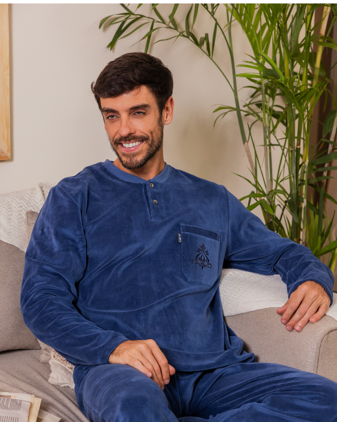 Men's Pajamas Solid Long Sleeve Velvet Raglan T-Shirt with Round Neck and Embroidered Chest Pocket and Plain Pants