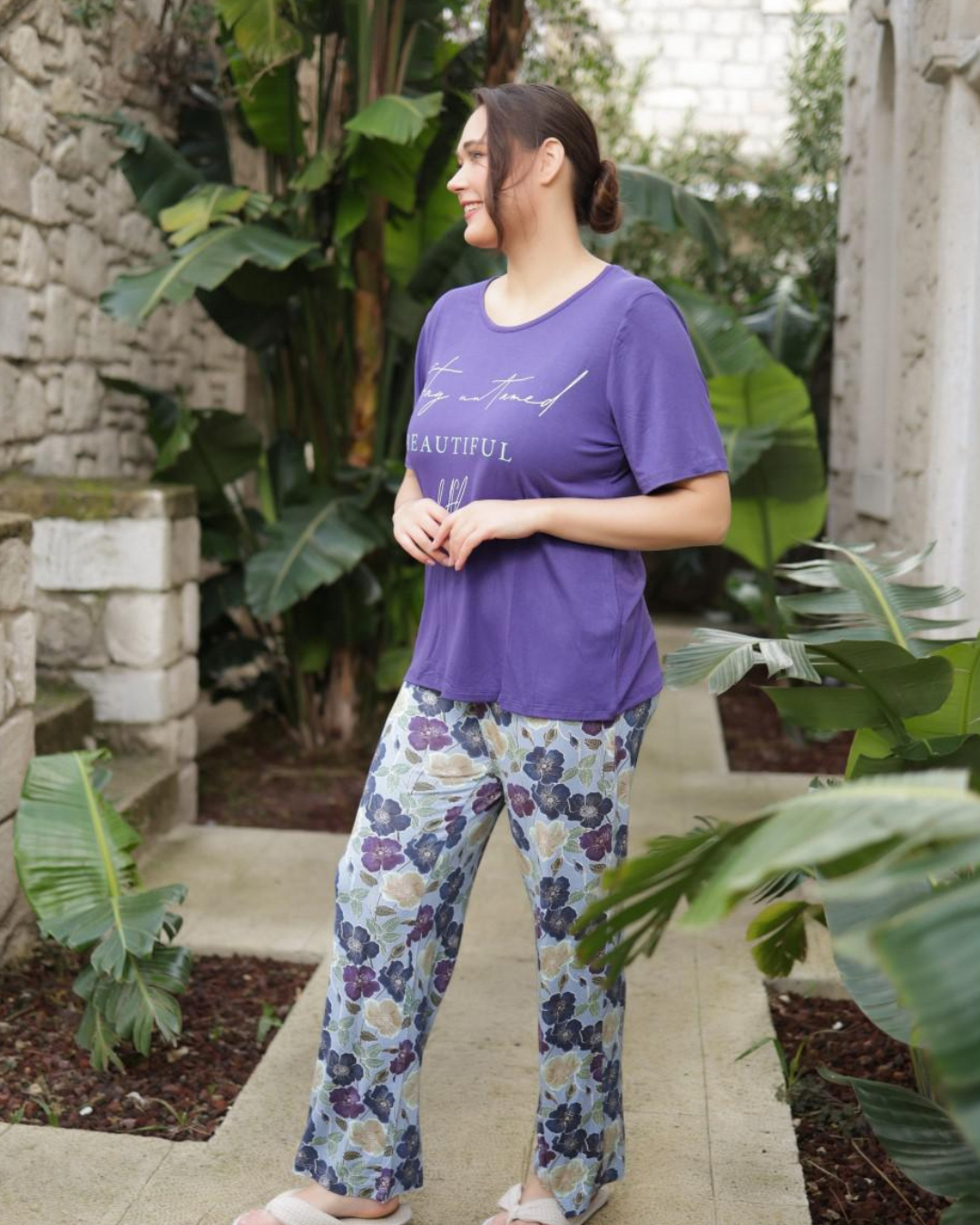 BEAUTIFUL Women's pajamas, half-sleeved t-shirt with lace back and floral floral trousers