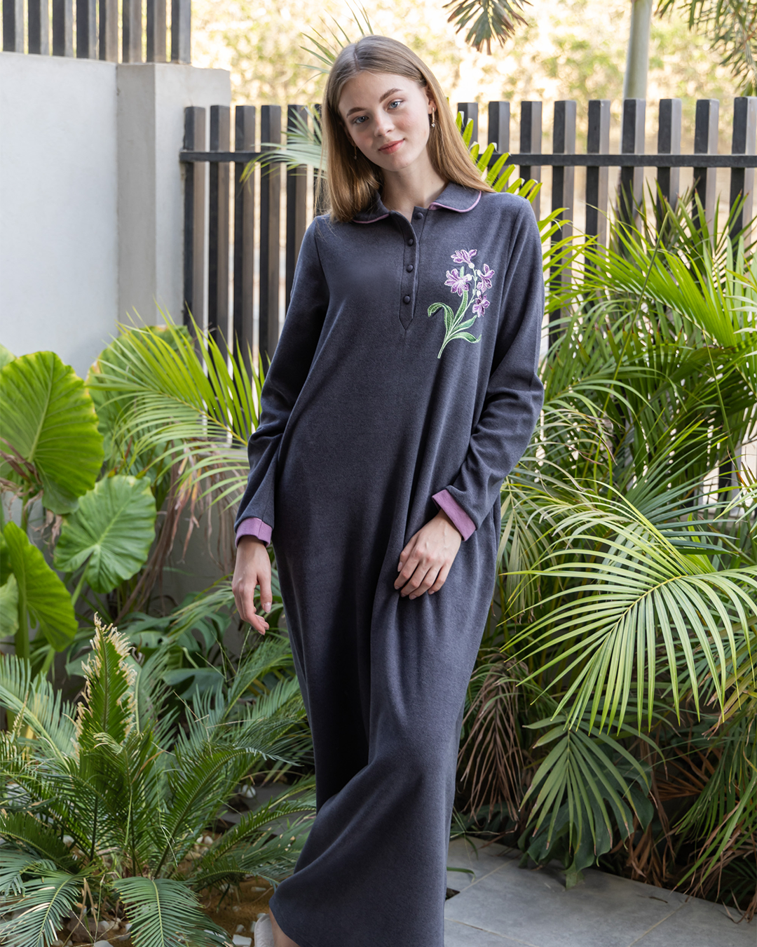 Women's nightgown, cashmere, collar and rose embroidered with a bouquet