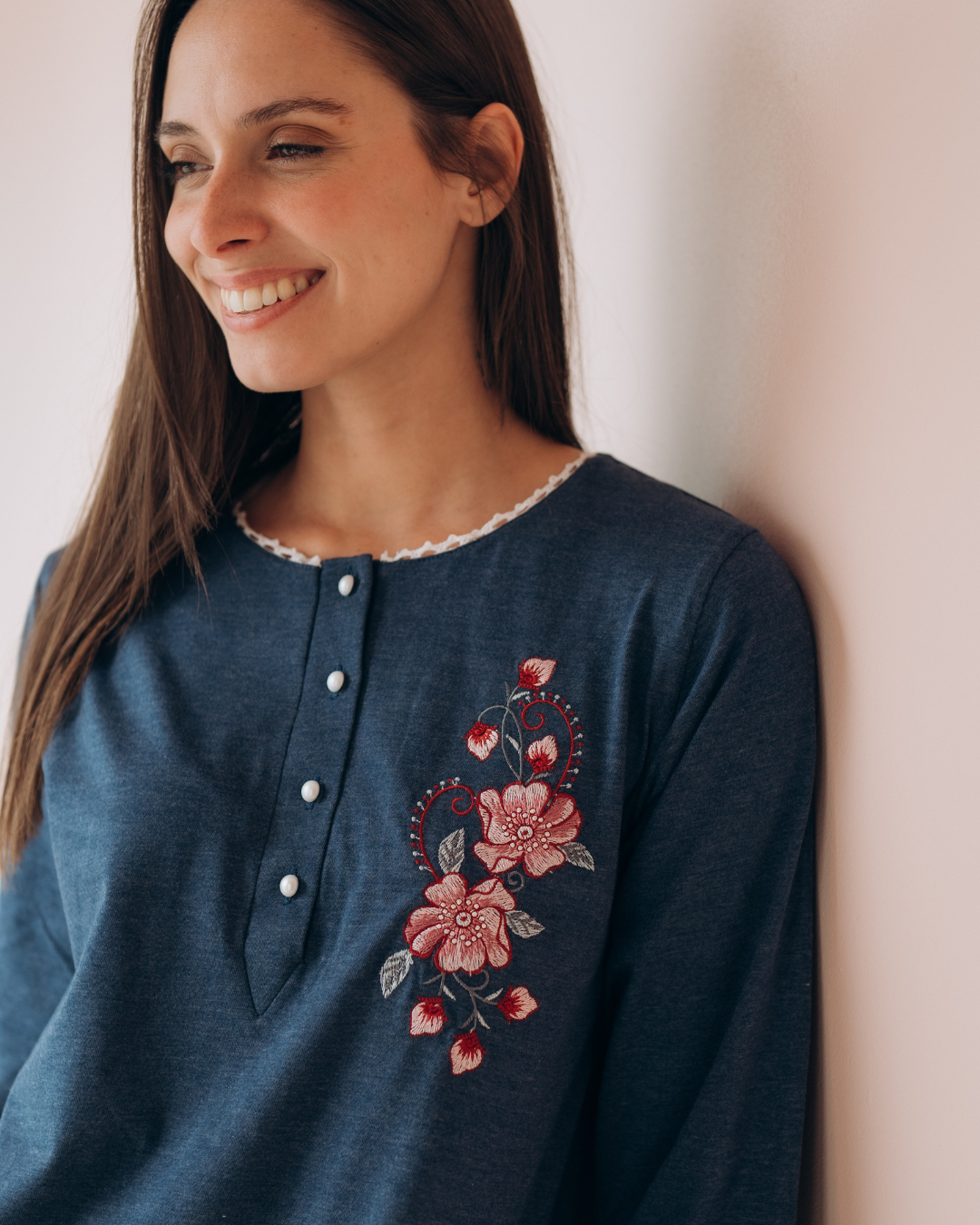 Women's single embroidered cotton shirt with round neck and sleeves