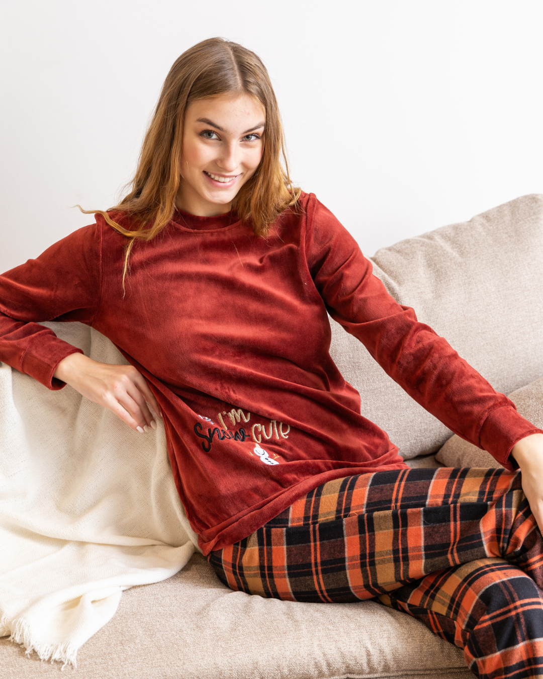 snow Women's pajamas, velvet, round neck, embroidered with check pants