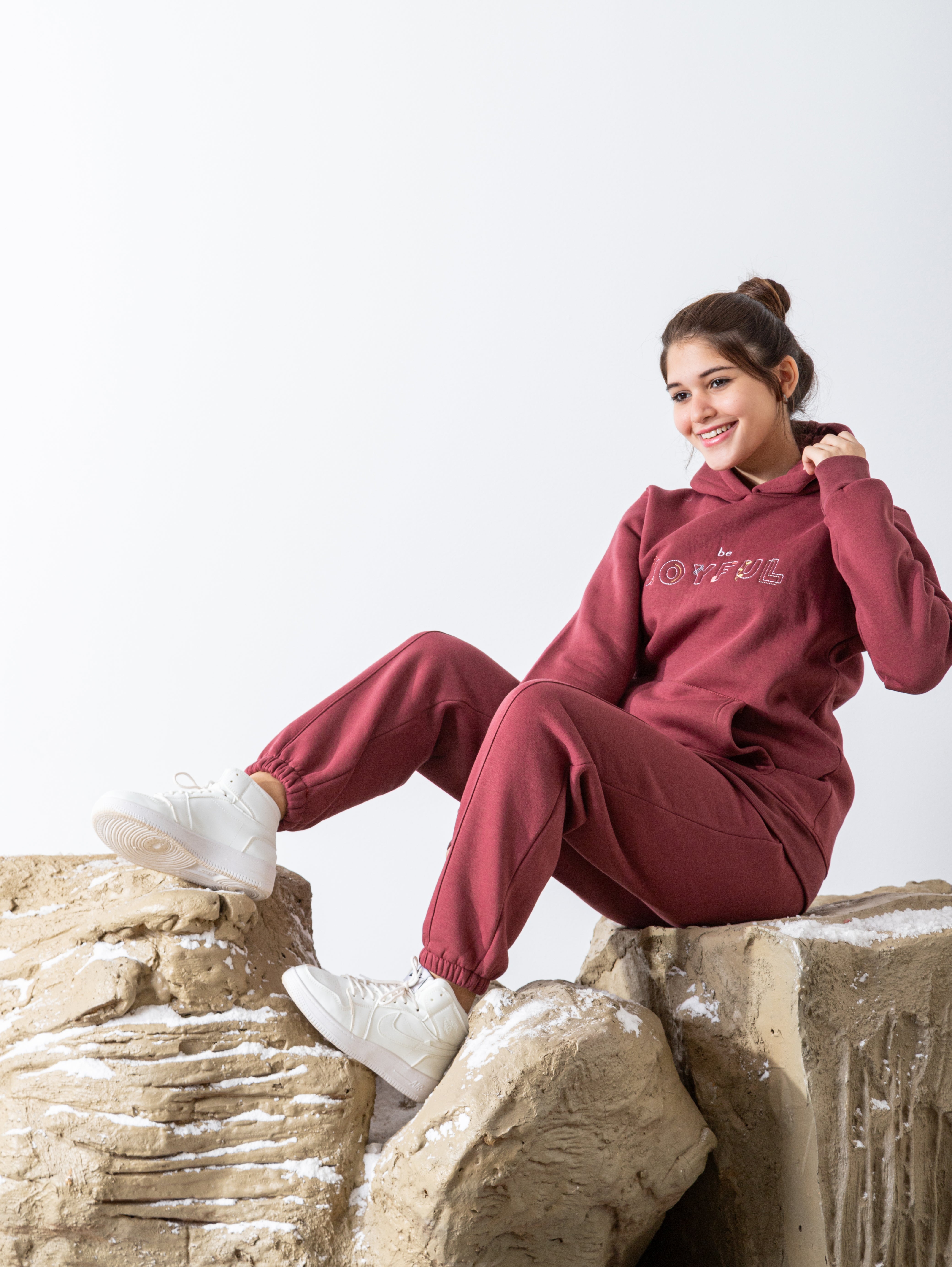 Joyfull girls' pajamas with confusing embroidery