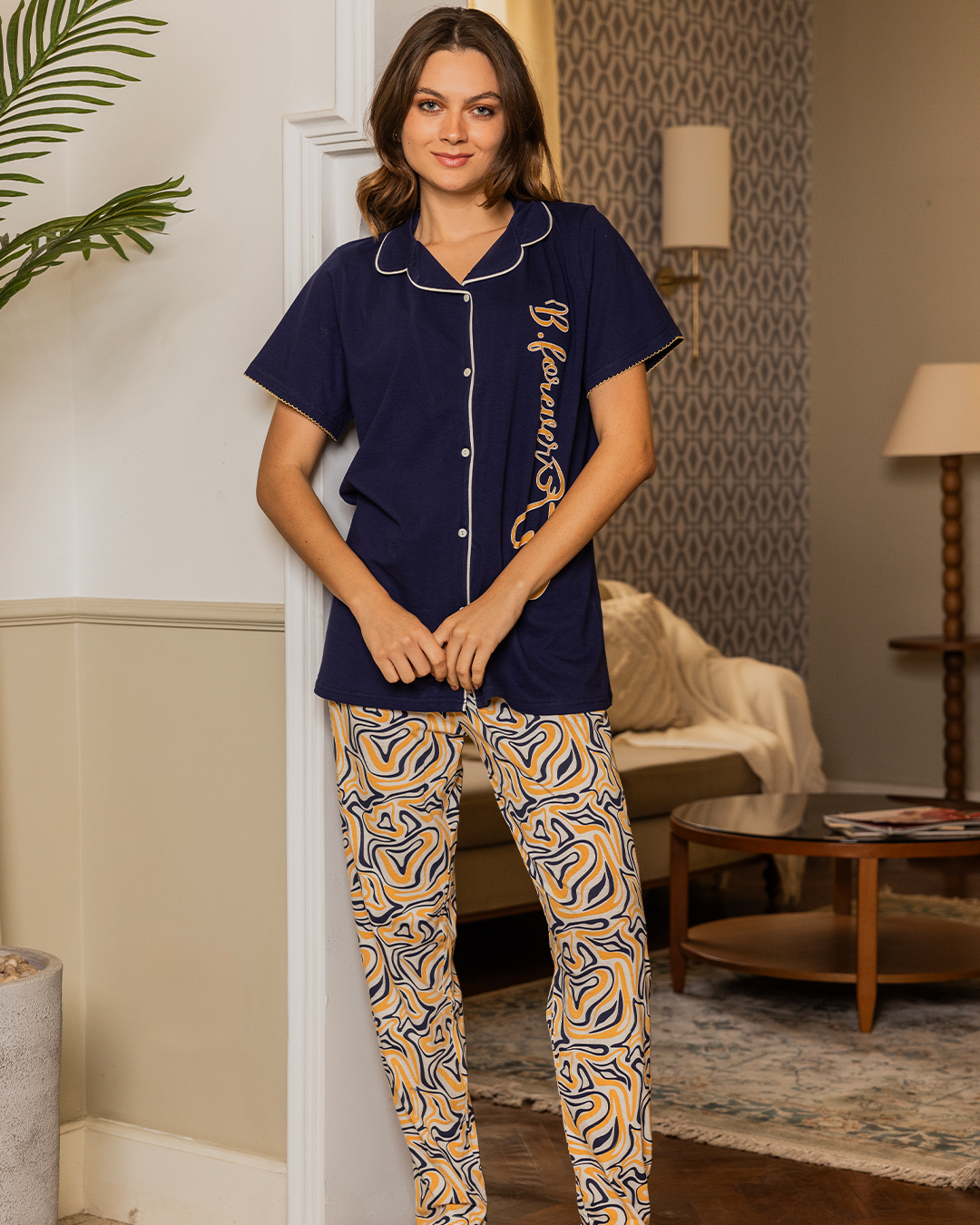 Women's pajamas, printed long trousers, buttoned T-shirt with hearts printed on the word
