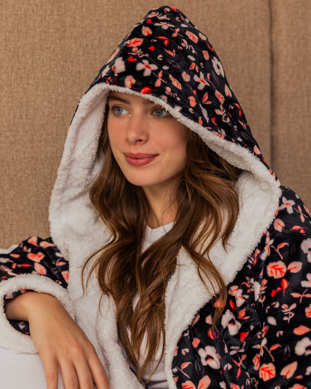 Black Flowers Women's Polar Robe with Capecho