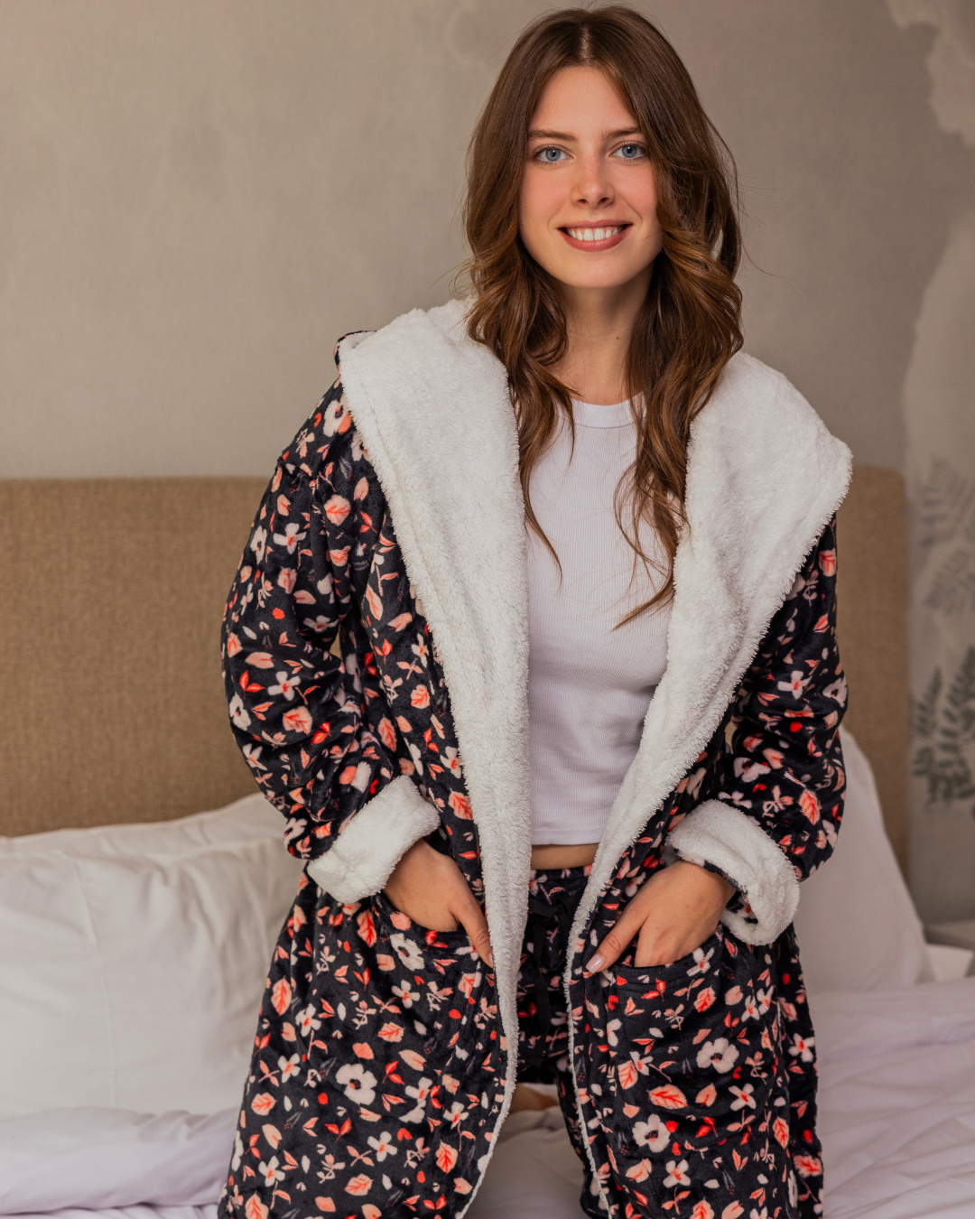 Black Flowers Women's Polar Robe with Capecho