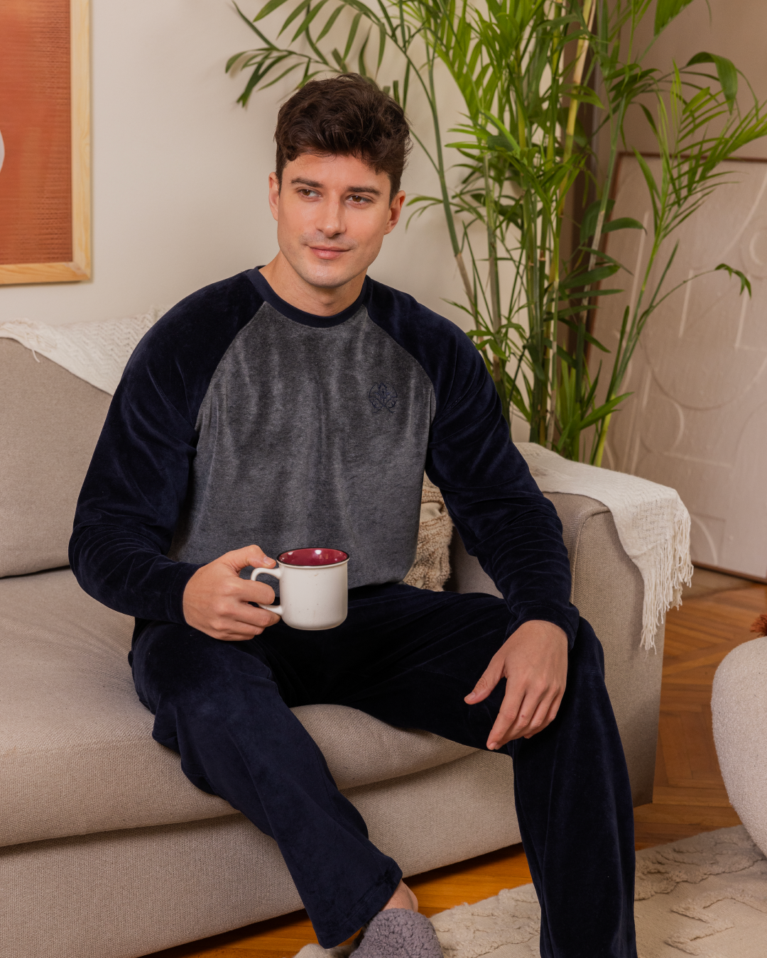 Men's pajamas, plain long-sleeved velvet T-shirt with round neck, button-down collar, embroidered chest pocket and plain pants