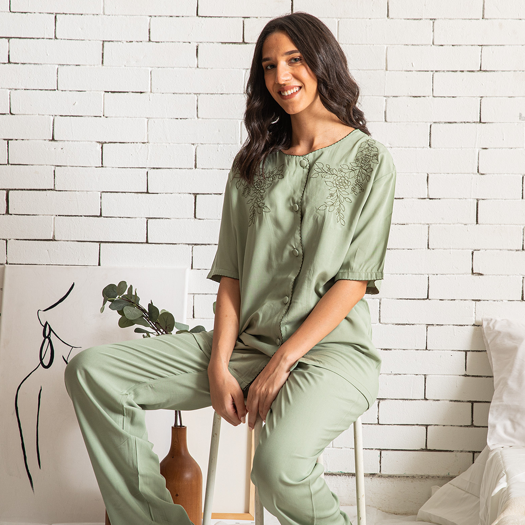 Women's pajamas, half sleeves, with buttons and trousers
