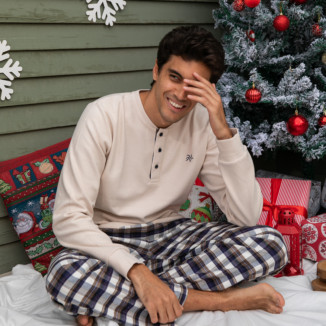 Men's rhubarb cashmere pajamas on the chest