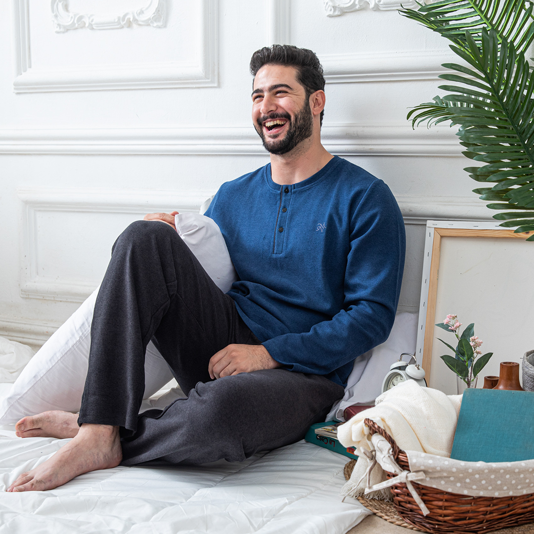 Plain cashmere men's pajamas with buttons on the chest 