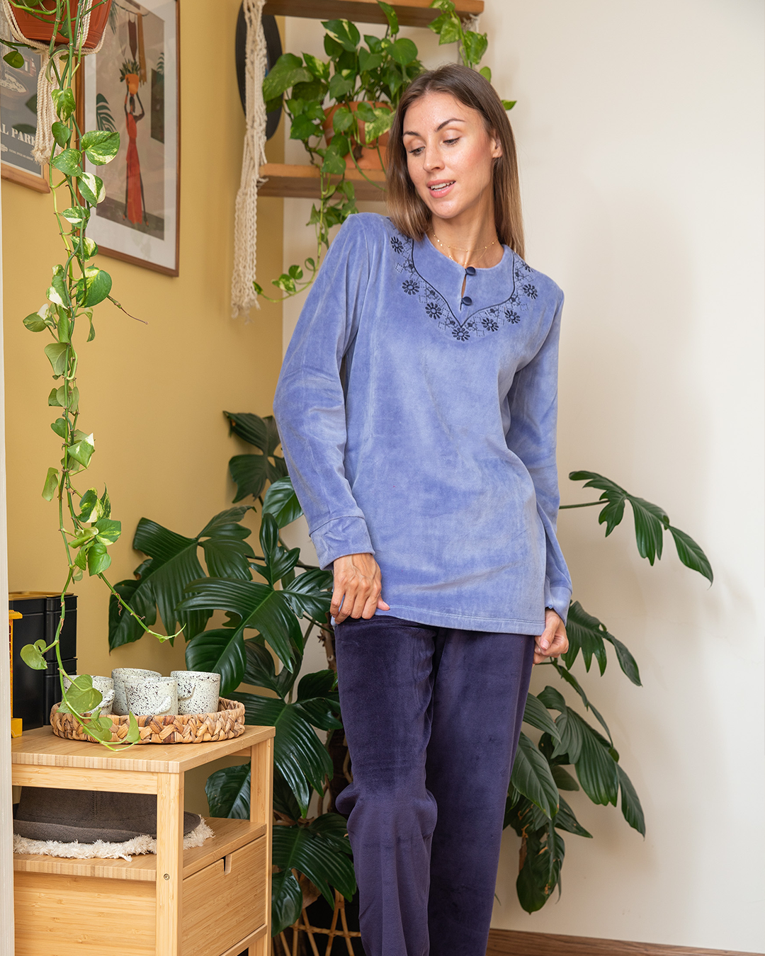 Plush embroidered V pajamas for women