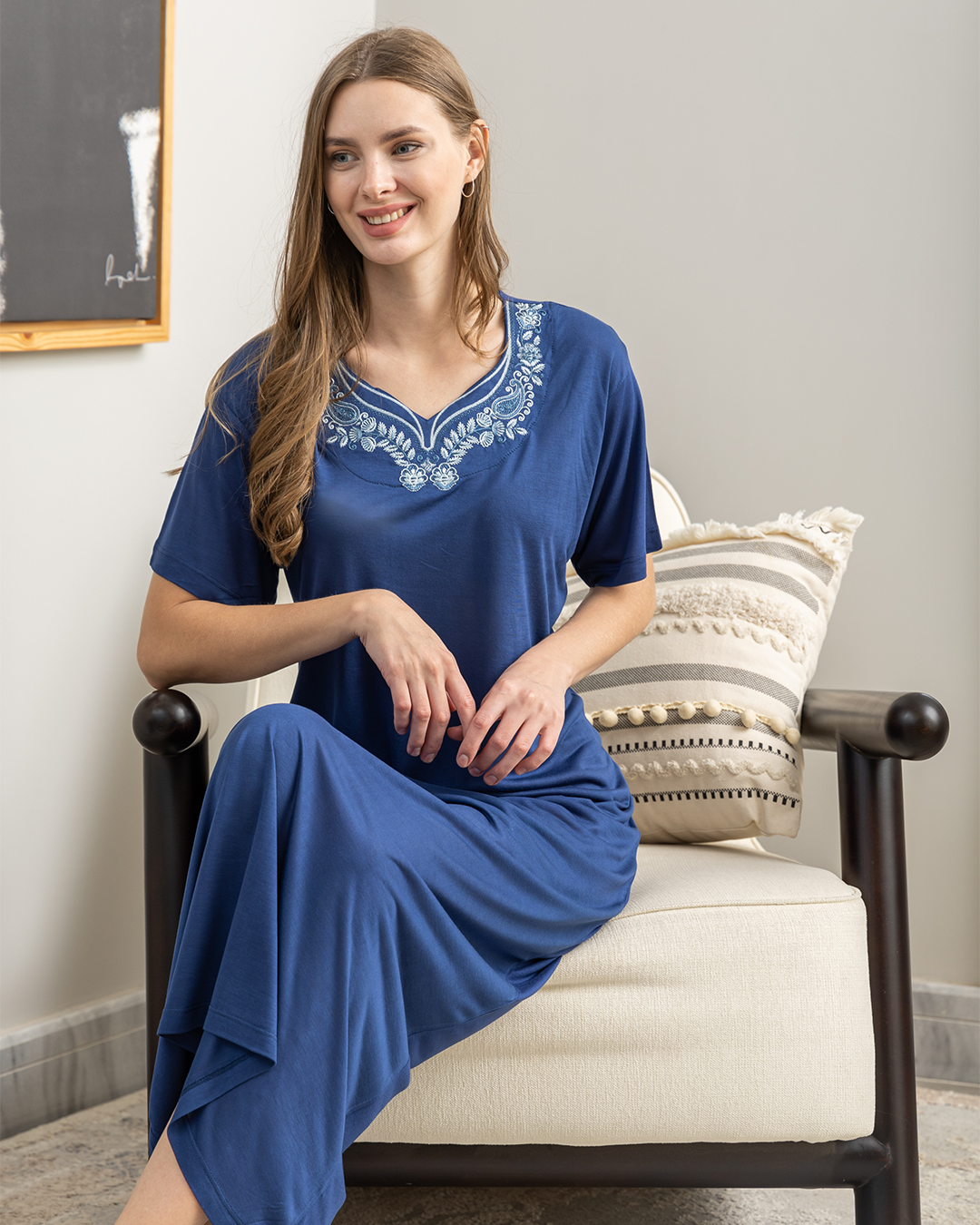 Women's half-sleeved shirt embroidered with a long rose
