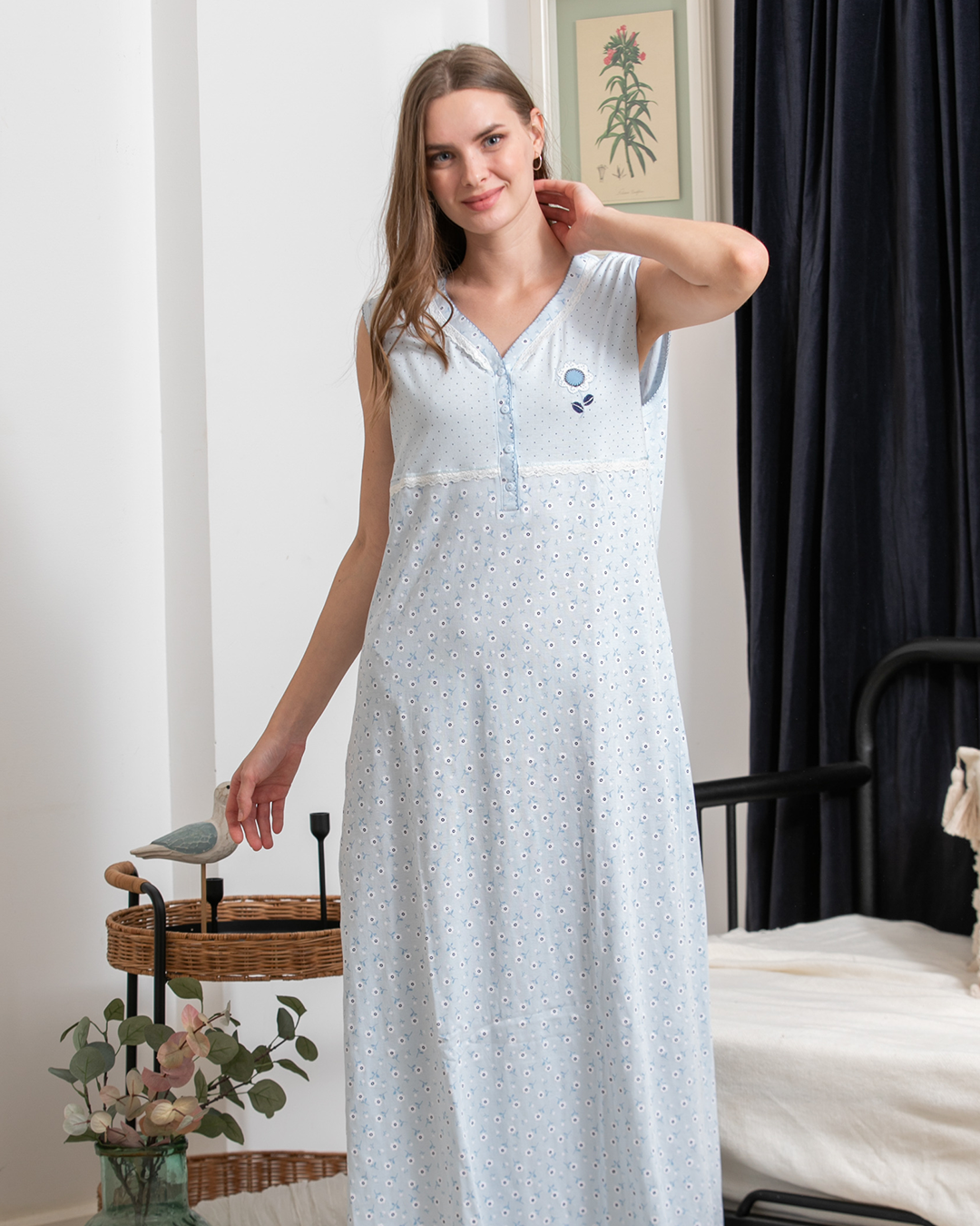 Women's nightgown with floral lace buttons