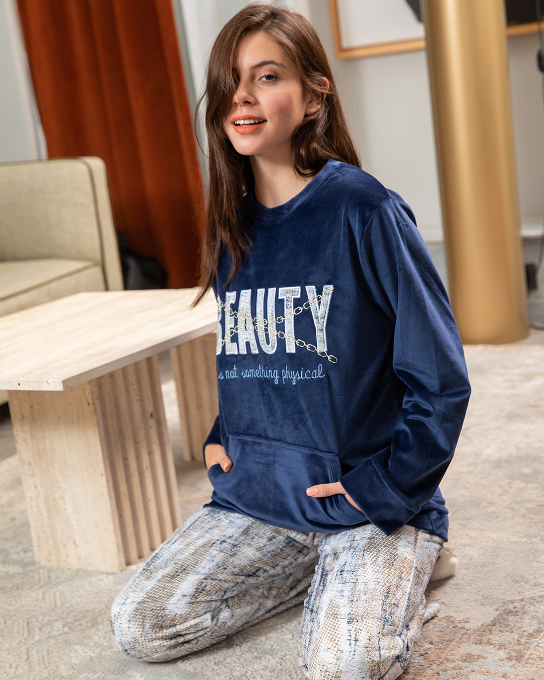 Plush women's pajamas embroidered with a chain