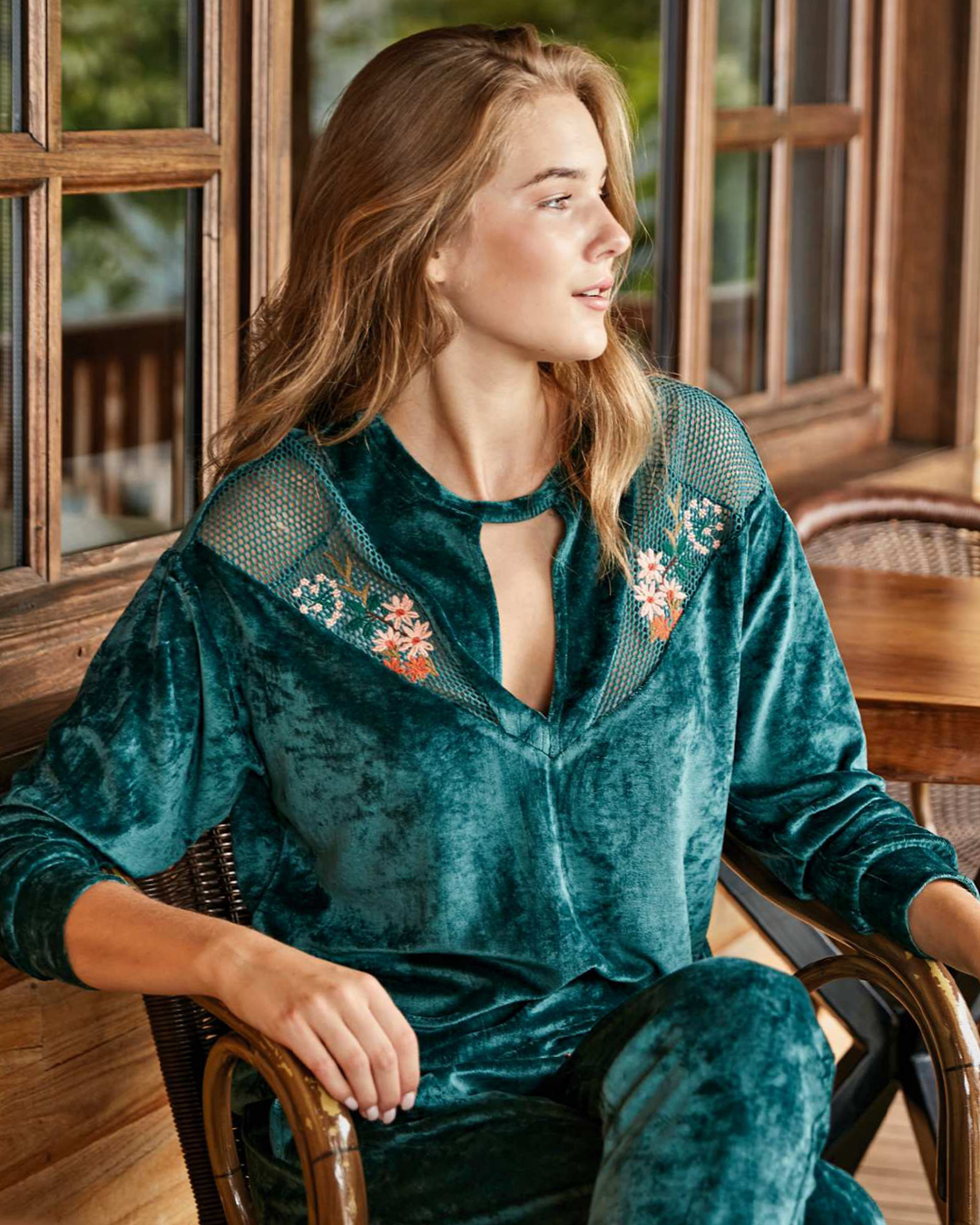 Women's pajama embroidered with lace flowers on the shoulder