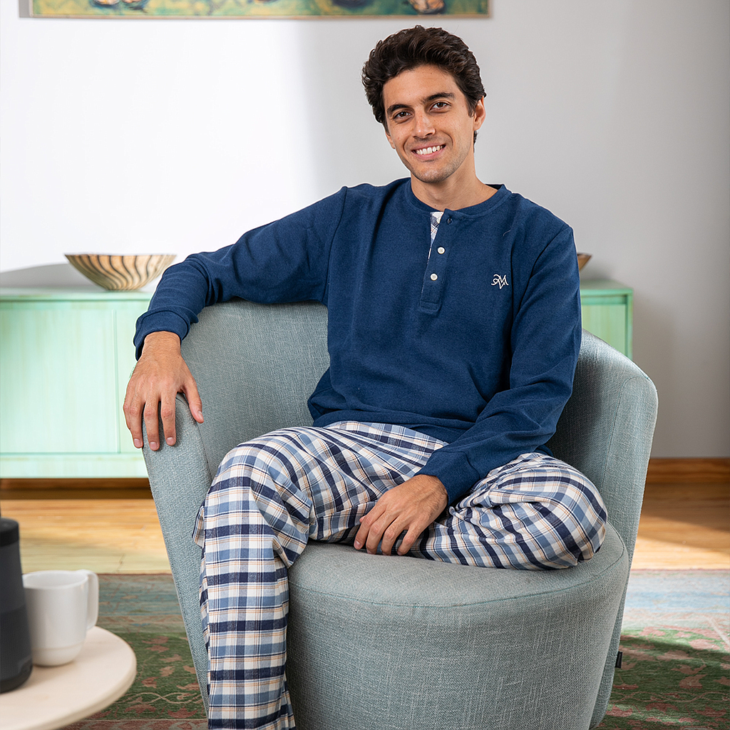Men's rhubarb cashmere pajamas on the chest