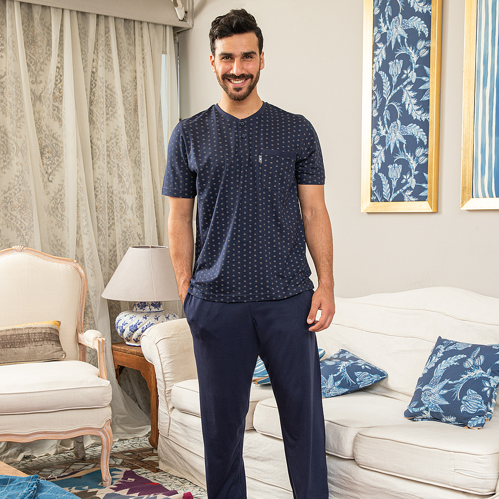 Men's pajamas crown buttons on the chest