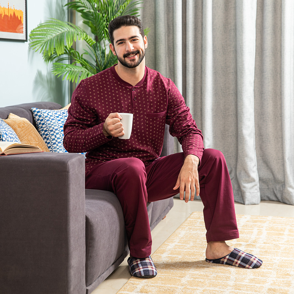 Men's pajamas printed with crown buttons