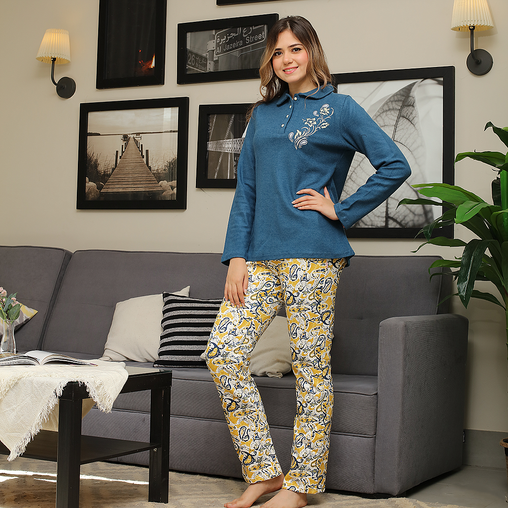 Women's cashmere pajamas with flowers on the chest