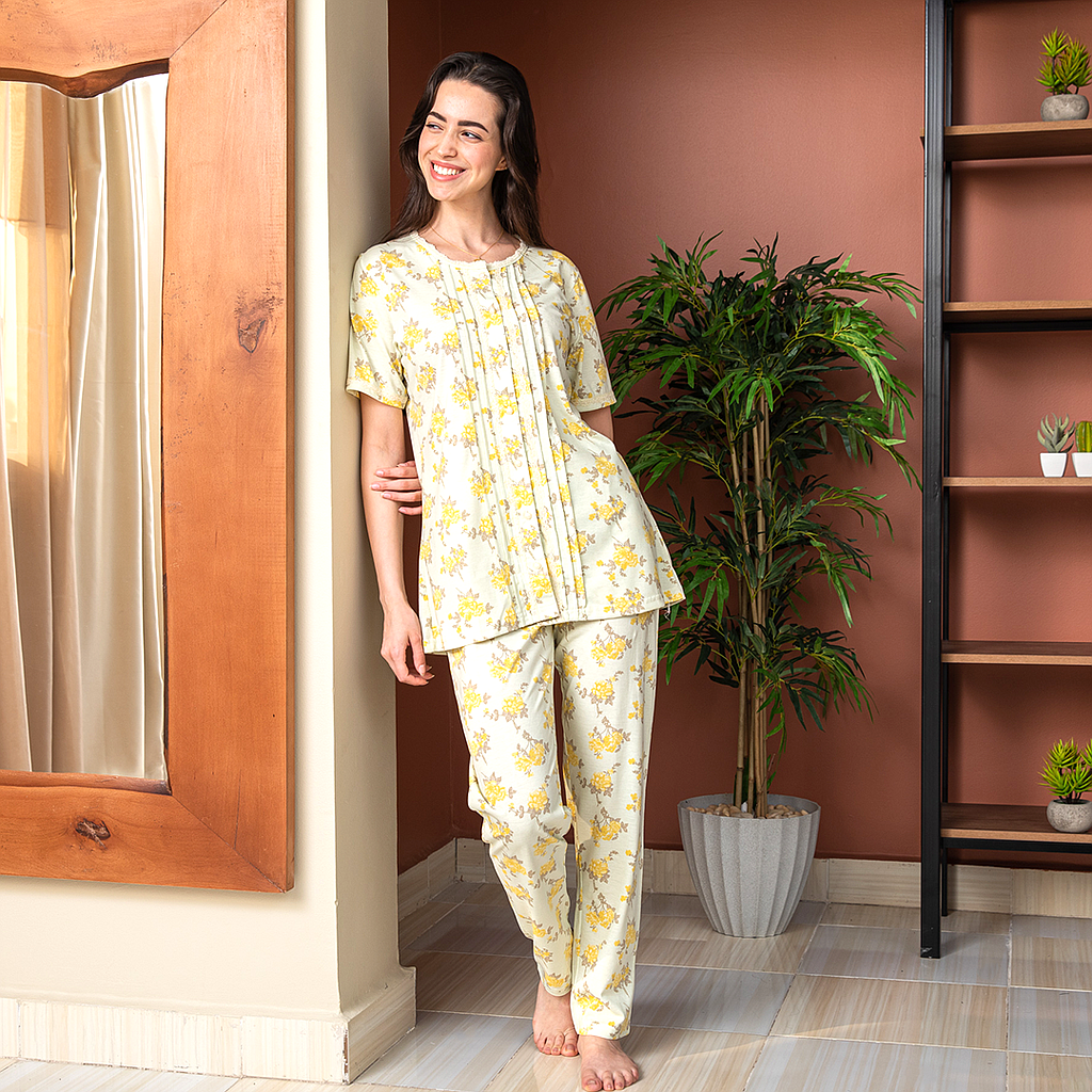 Women's pajamas with women's wooded kiosk buttons