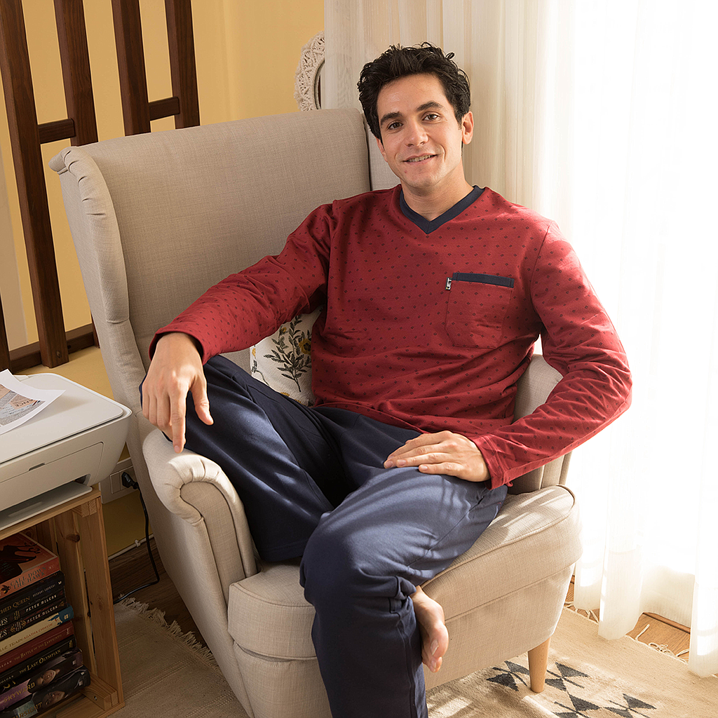 A pocket on the chest, printed with a V-neck, in Melton men's pajamas