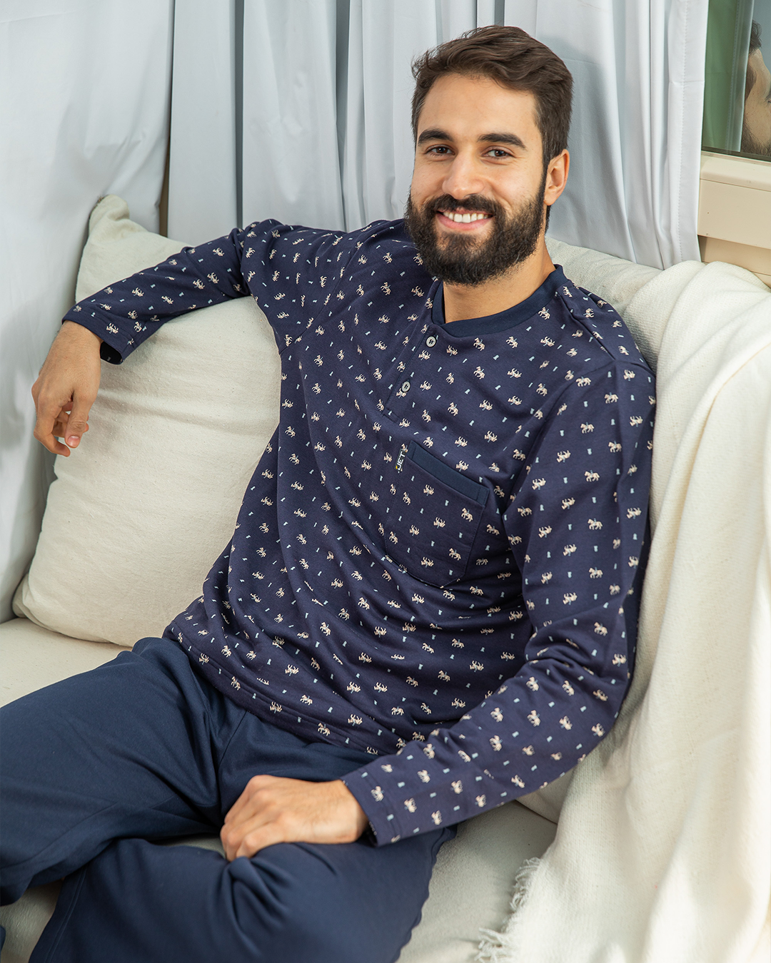 Men's pajamas printed with a horse neck button