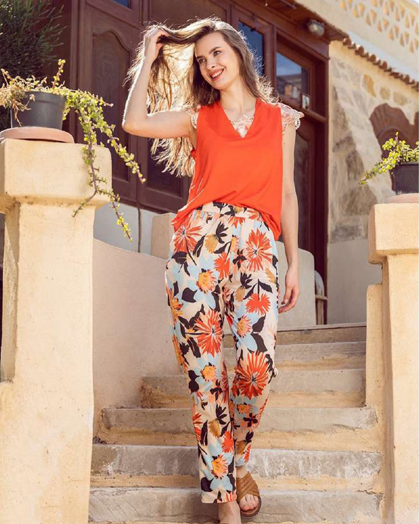 Plain women's pajamas with lace back and floral trousers