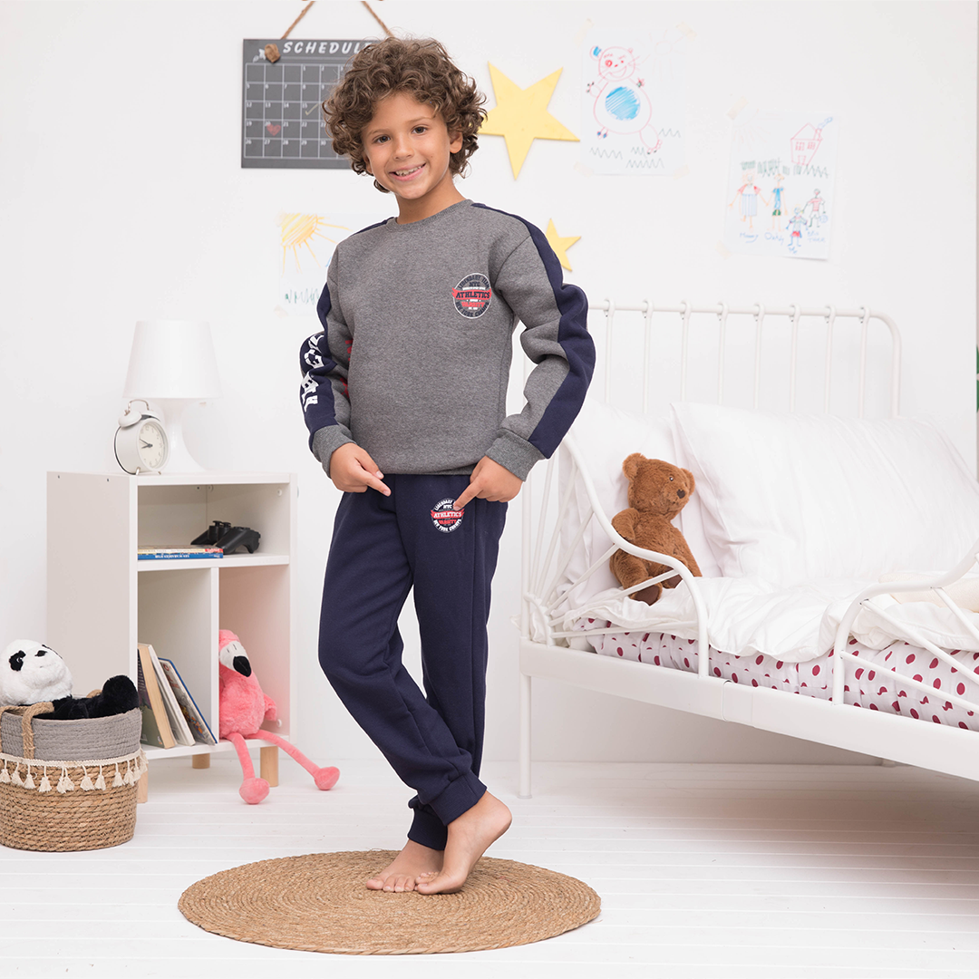 Plain boys' pajamas embroidered with a ribbon on the sleeve, athletic